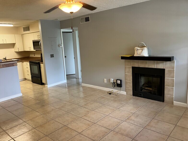 Building Photo - 360 Lake Ontario Ct