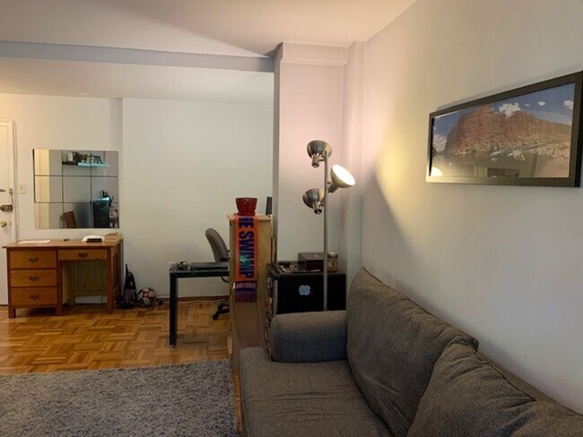 Building Photo - Charming and Sunlit 1 BD, 1 BA with Main Level Walk-in in Glover Park, NW DC!! Utilities Included