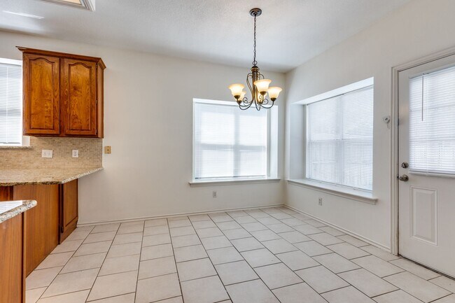 Building Photo - 8434 Golf Club Cir