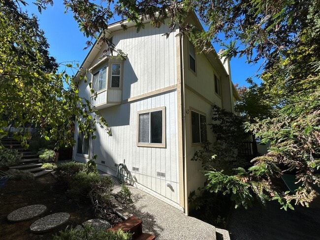 Building Photo - 2 Bed, 2.5 Bath Walnut Creek Home – Peacef...