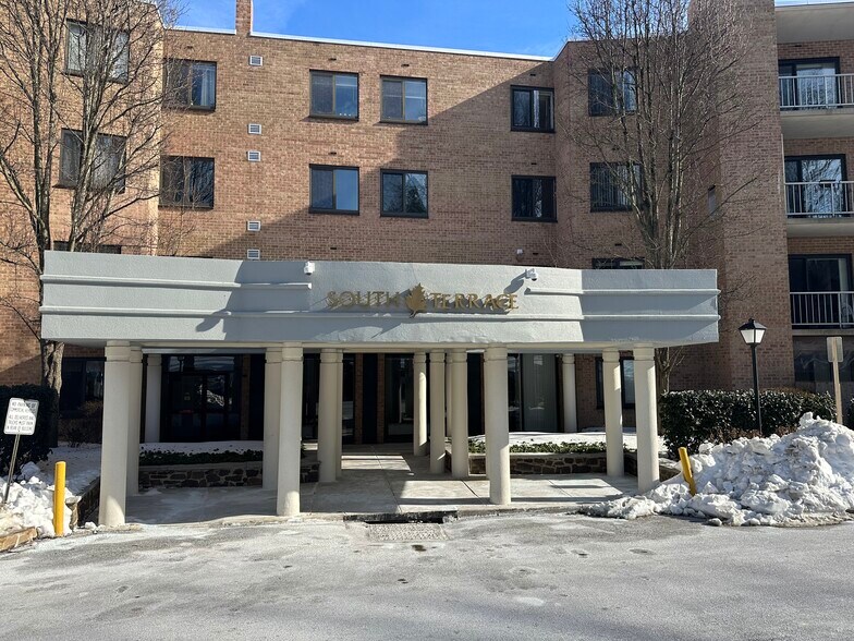 Building Photo - 1637 Oakwood Dr