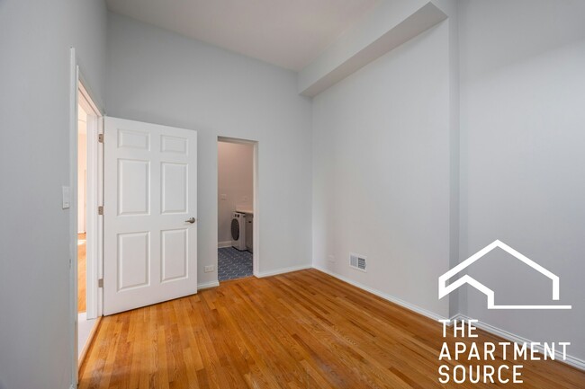 Building Photo - 648 N Damen Ave