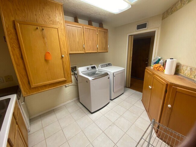 Building Photo - Beautiful 3 Bedroom Home in NE Albuquerque