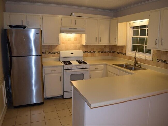 Building Photo - 2065 Vernon Commons