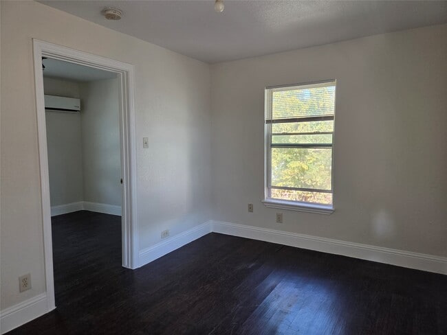 Building Photo - 302 N 71st St