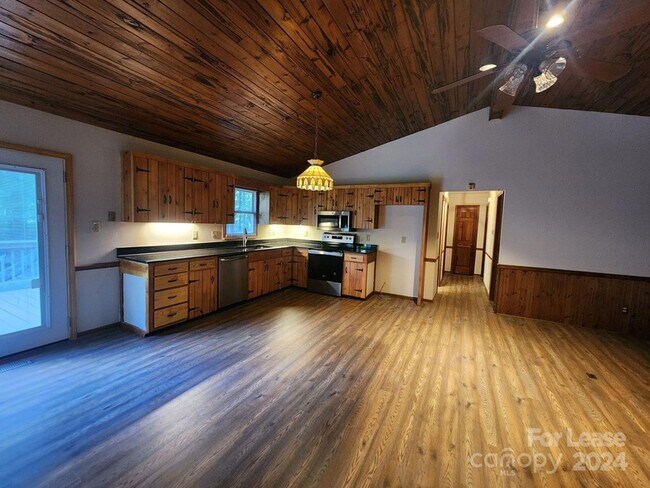 Building Photo - 9000 Oakridge Dr