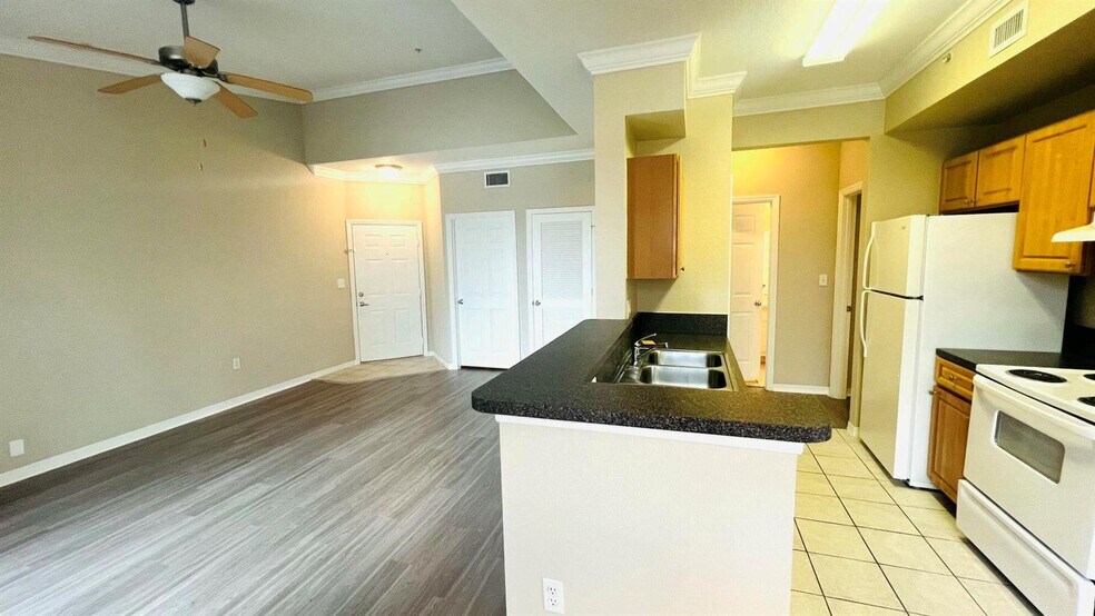 Building Photo - 15035 Michelangelo Blvd