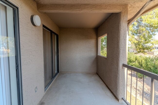 Building Photo - 2-bedroom condo is now available in Scotts...