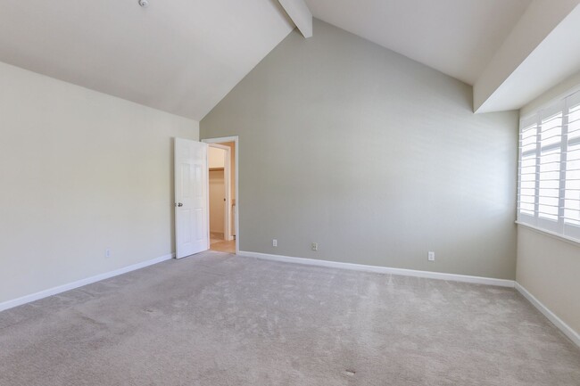 Building Photo - 3 Bed / 2.5 Bath bright and spacious home ...