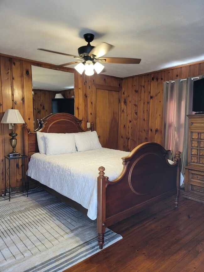 queen bed large closet - 206 Kanawha Ave