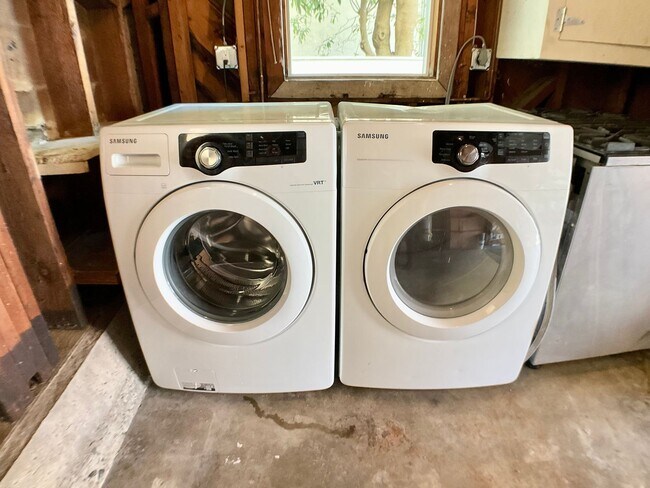 Building Photo - Remodeled! GARAGE PARKING Included! IN-UNI...