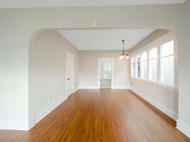 Building Photo - 3 Bed and 1 Bath Beautiful Duplex is Available for Rent!