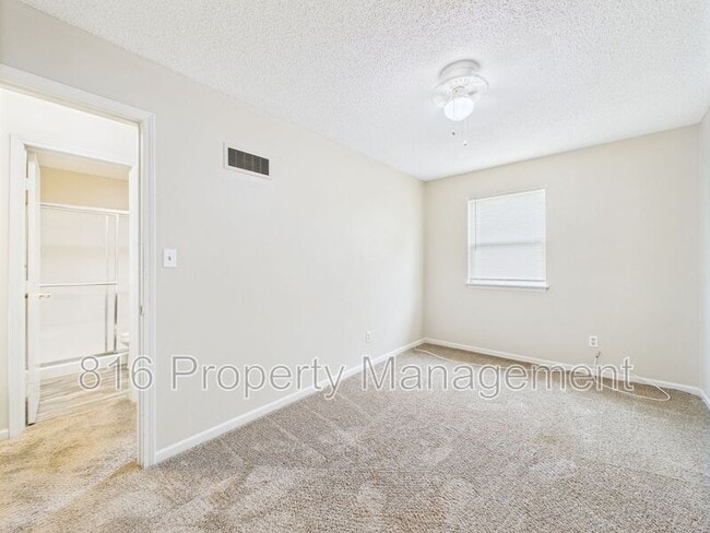 Building Photo - 164-168 SW Robin Rd