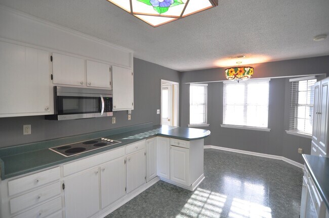 Building Photo - Desirable SE Huntsville