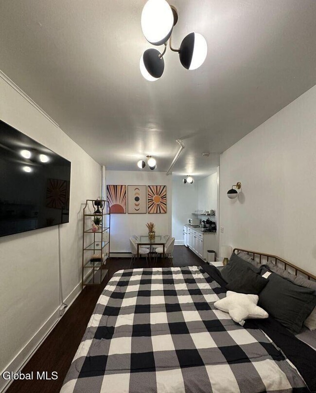 Building Photo - 51 Elm St