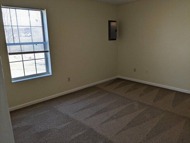 Building Photo - 2411 Carnation Dr