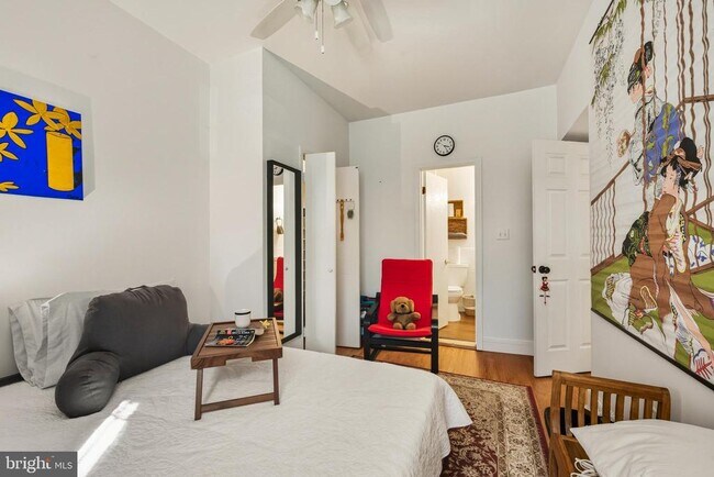 Building Photo - 301 G St NE