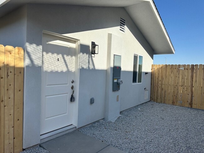 Building Photo - 928 W Perdew Ave