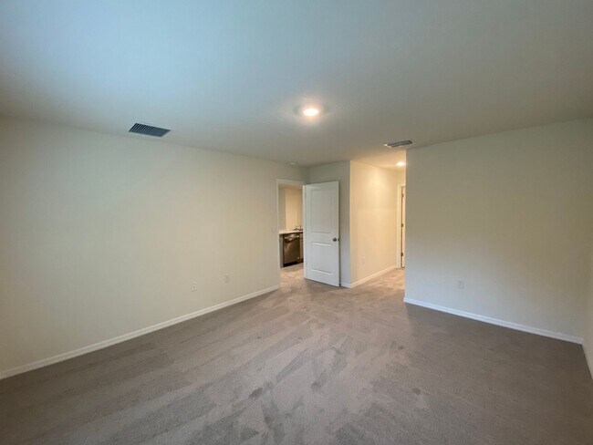 Building Photo - Desirable SE Ocala Neighborhood - Deer Path - 3/2/2 *Won't Last*