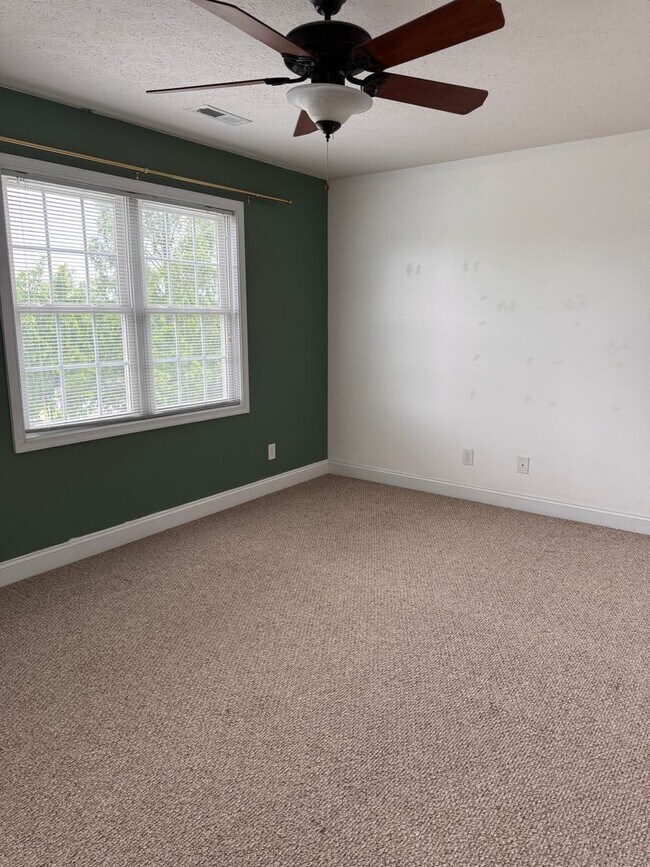 Building Photo - 3 Bedroom || 2 Full Bathroom & 2 Half Bath...