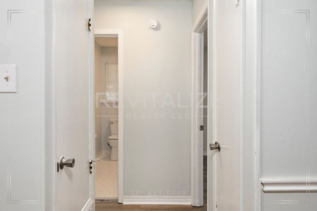 Building Photo - Beautifully Updated 3-Bedroom Home with Granite Kitchen & Sunroom Retreat!