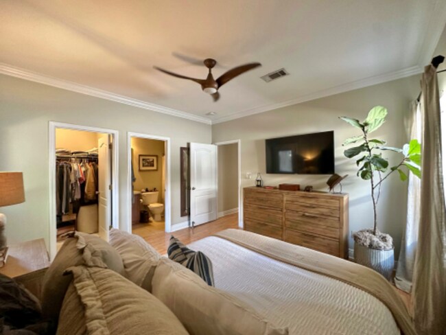 Building Photo - 902 N Davis Hwy