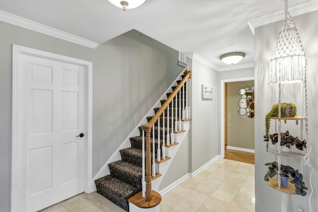 Building Photo - 985 Chapel Ct N