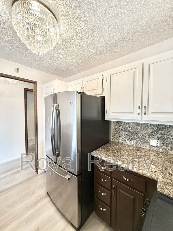 Building Photo - 555 Hahaione St