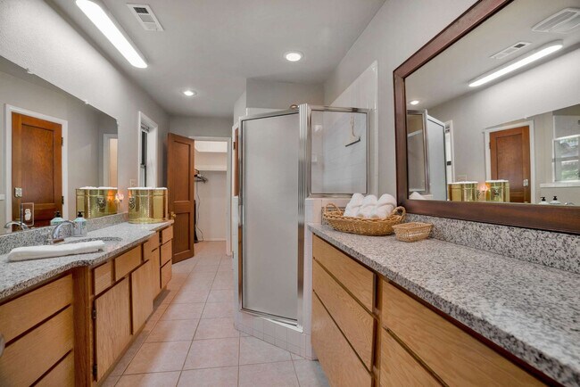 Building Photo - 13014 Schoolhouse Dr