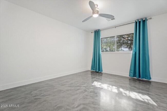 Building Photo - 8524 E Edgemont Ave