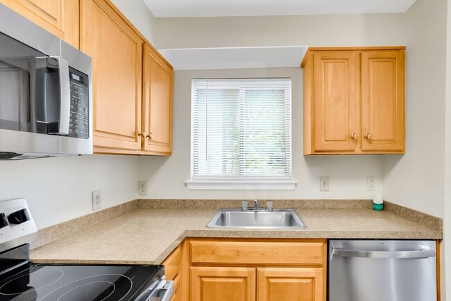 Building Photo - Charming First Floor Condo Available for Rent