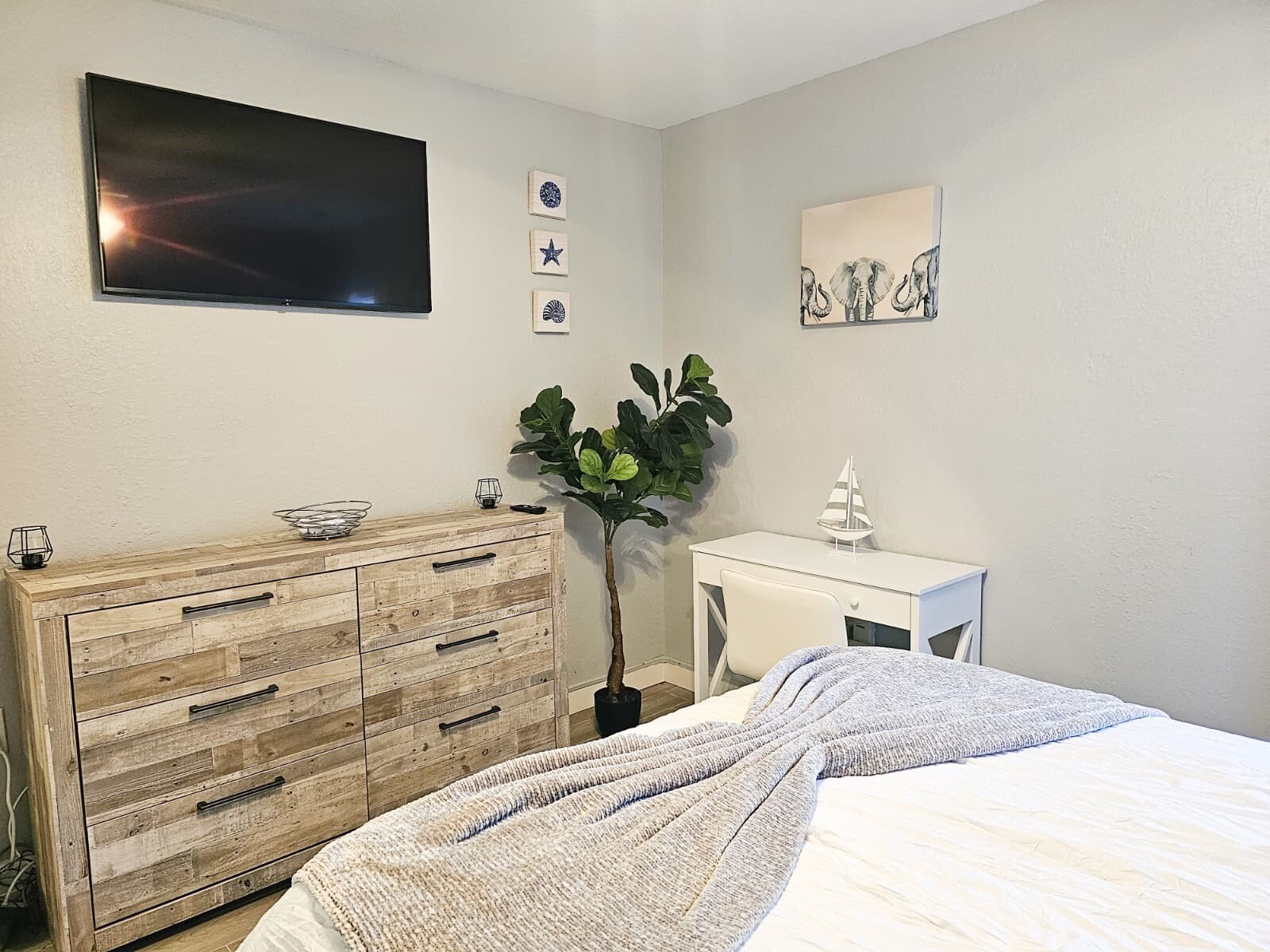 A large dresser, 40" smart tv, dedicated work space and large walk in closet - 8923 Manor Loop