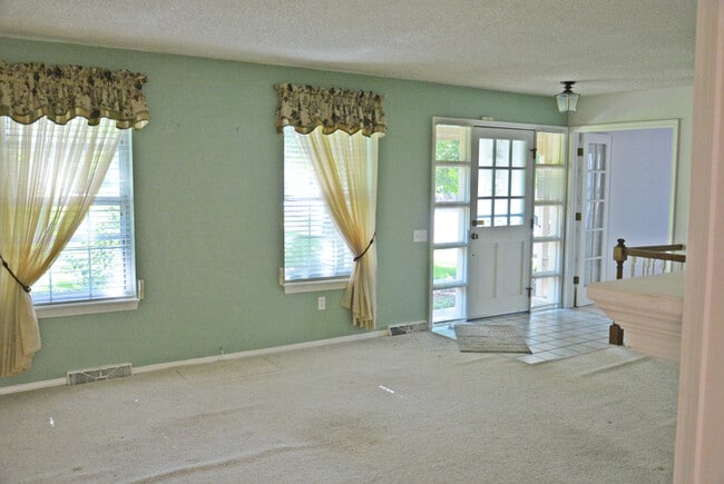 Building Photo - Town Home