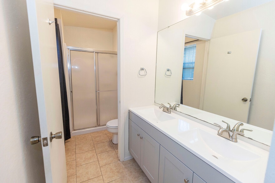 Building Photo - 3030 Hillrise Dr