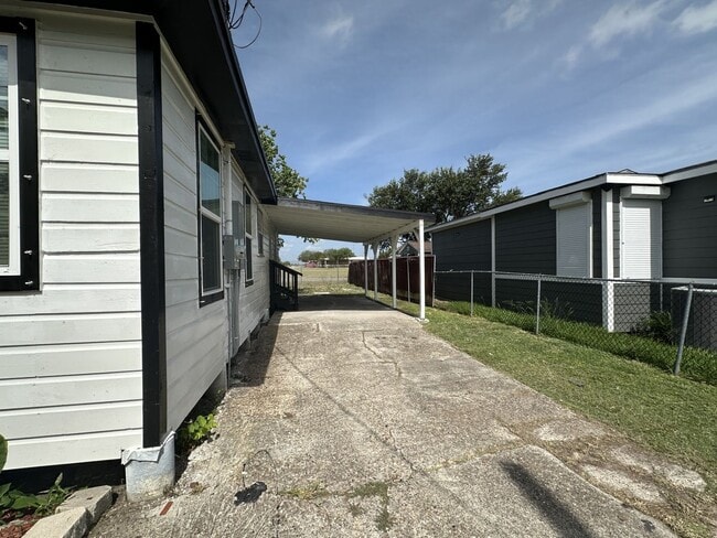 Building Photo - Remodeled 4 Bedroom with New A/C