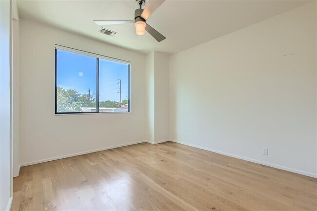 Building Photo - 707 Cardinal Ln