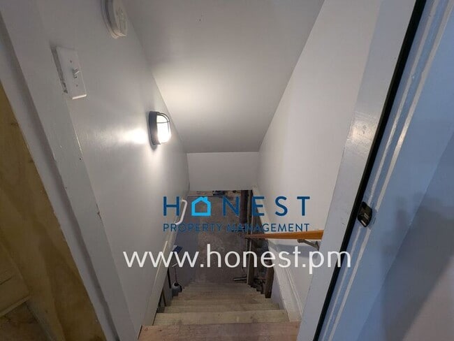 Building Photo - 162 College Ave