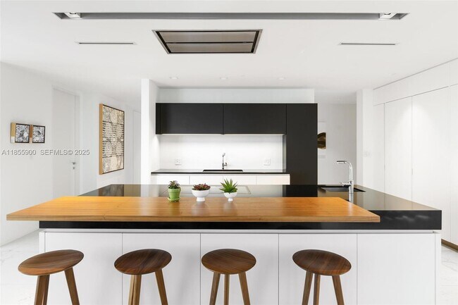 Building Photo - 1000 Biscayne Blvd