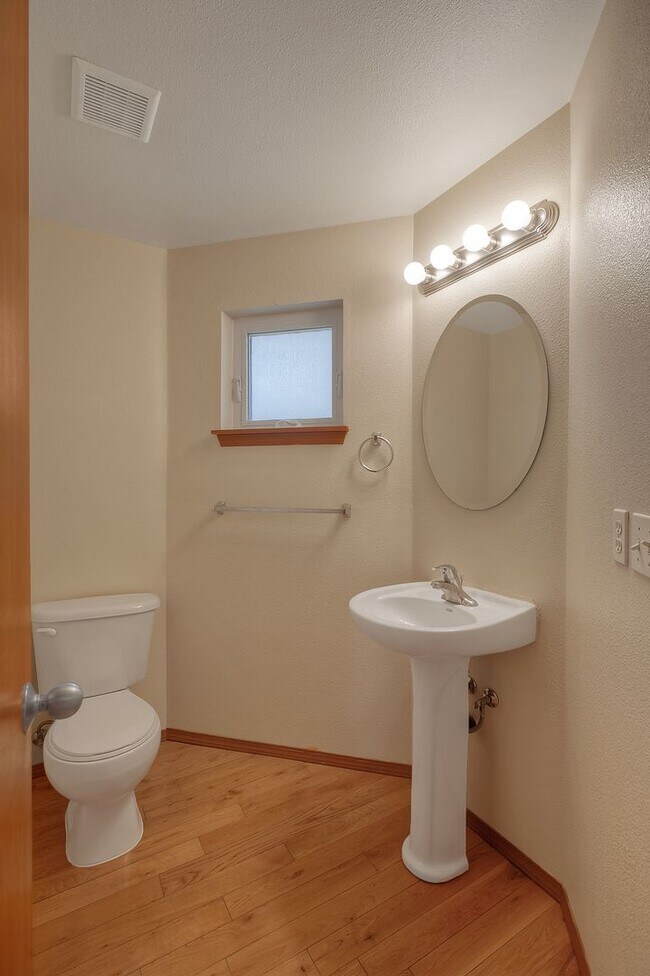 Building Photo - SOUTH SEATTLE HOME WITH YARD & 2 CAR GARAGE!