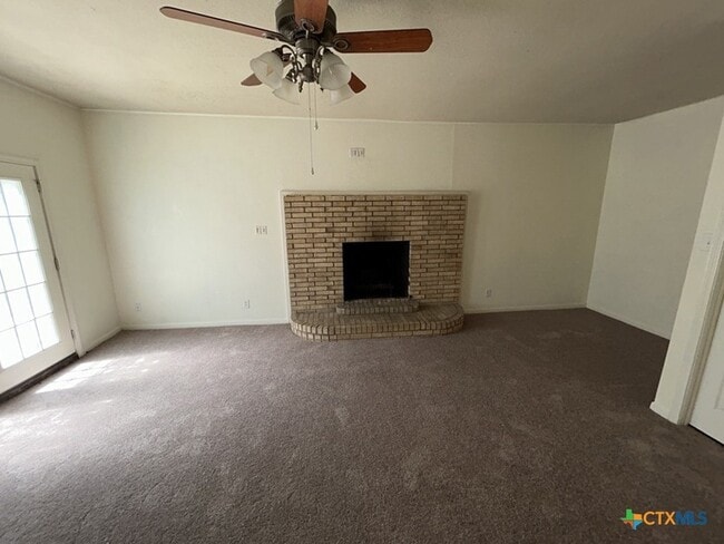 Building Photo - 304 Oak St