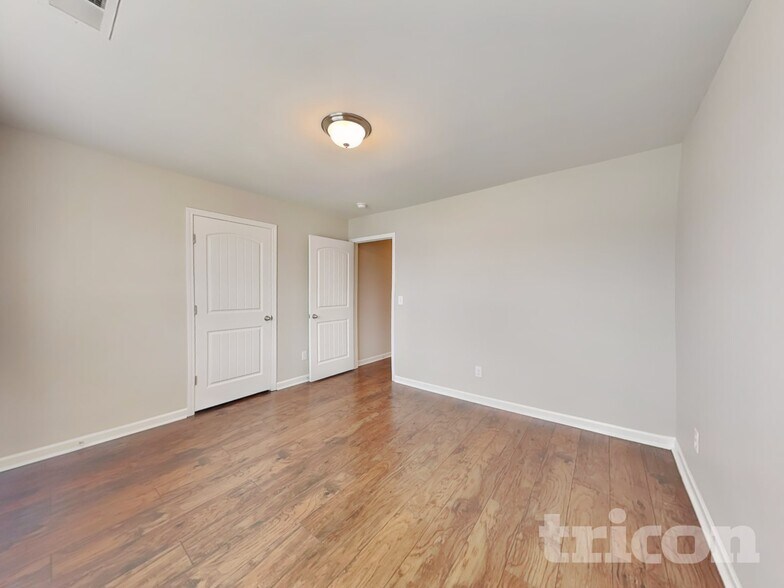 Building Photo - 832 Foxdale Dr