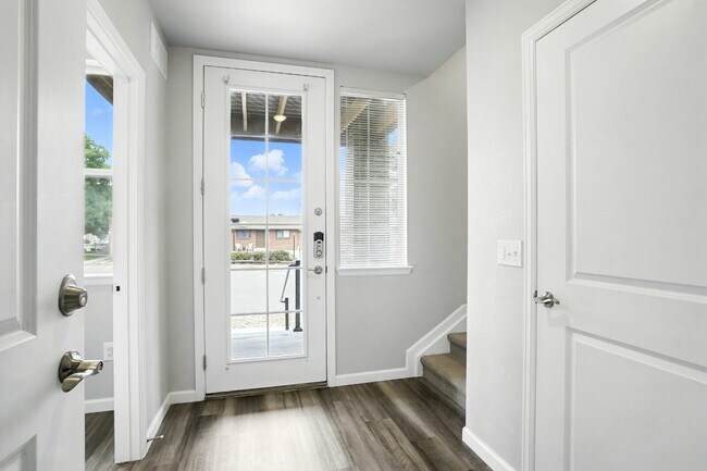 Building Photo - 2-Bed, 2.5-Bath Townhome — 2 Weeks Free Rent!