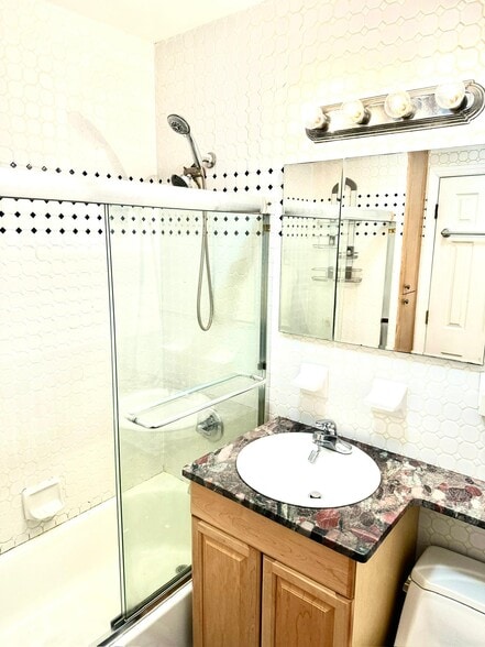 2nd floor bathroom - 1155 Welling Ct