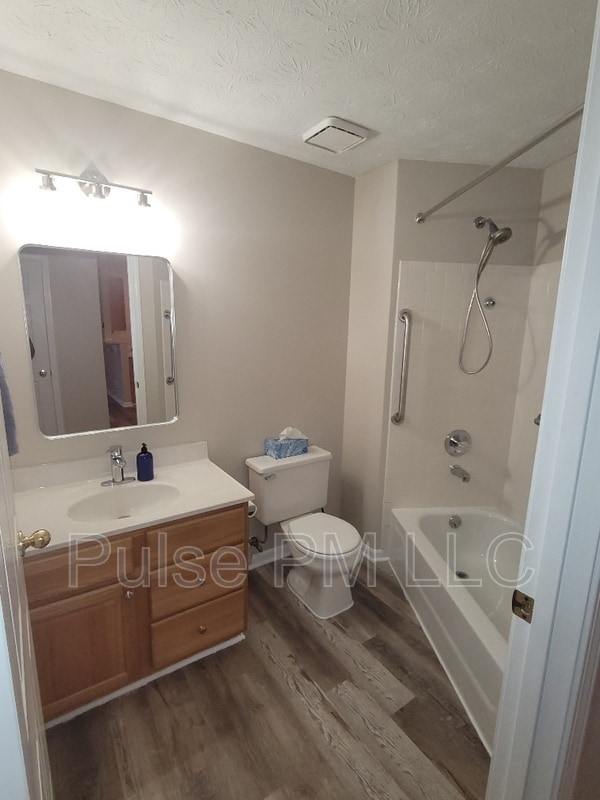 Building Photo - 2990 Sequoia Dr