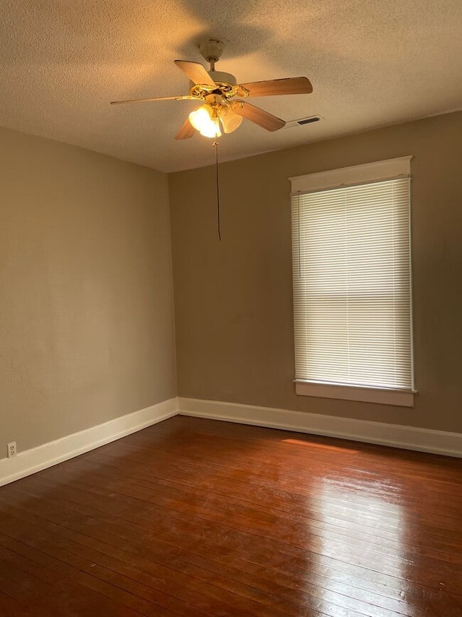 Building Photo - Recently updated, 1 bedroom with office space