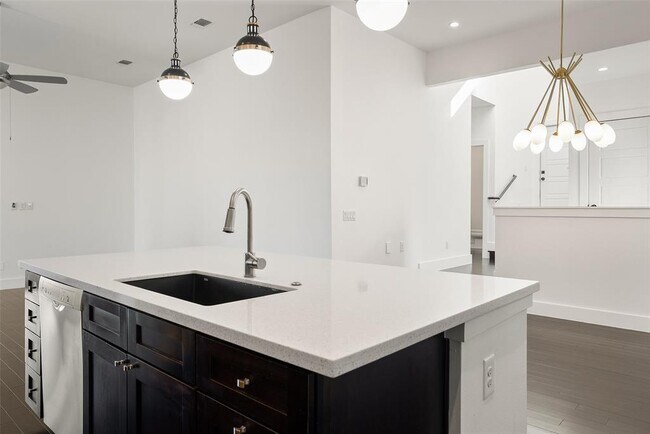 Building Photo - 1303 Azie Morton Rd