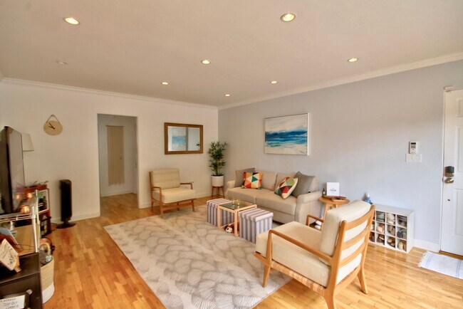 Building Photo - 631 Pacific St