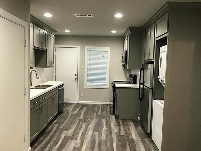 Building Photo - 5005 Tierwester st