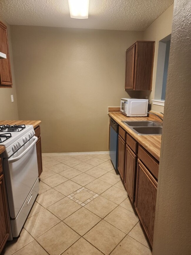 Building Photo - Quiet and Cozy 2 Story Home
