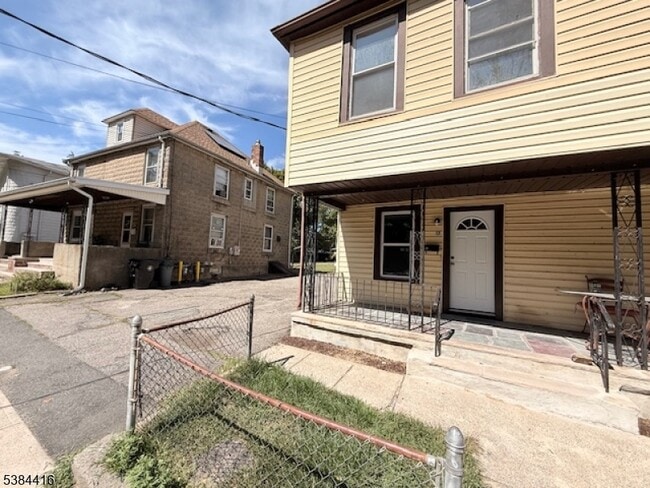 Primary Photo - 17 Stoll St